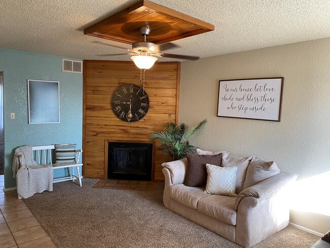 1206 Aspen St in Andrews, TX - Foto de edificio - Building Photo