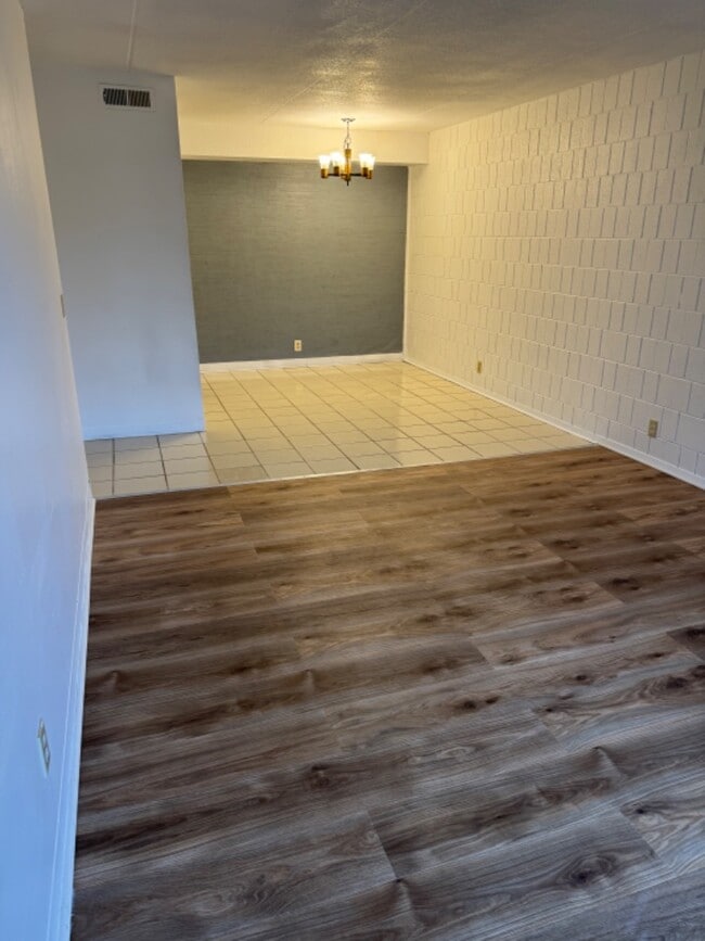 4 Manor Dr in Eldridge, IA - Foto de edificio - Building Photo