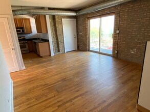 1223 W Greenleaf Ave, Unit #3N in Chicago, IL - Building Photo - Building Photo