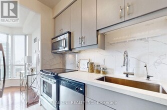 18 Holmes Ave in Toronto, ON - Building Photo - Building Photo
