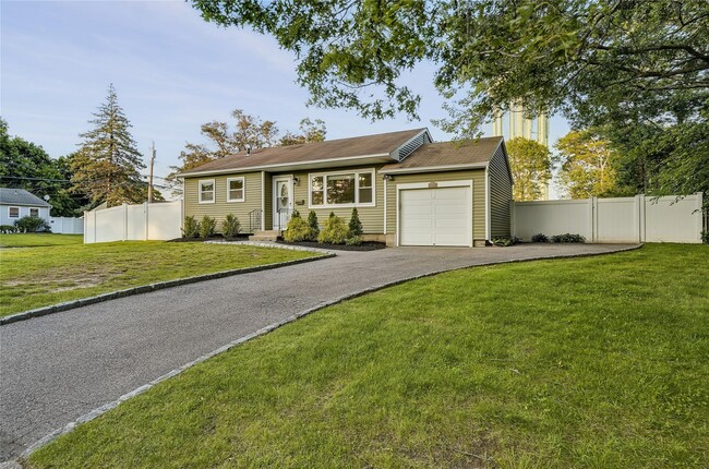 22 S Haven Dr in East Northport, NY - Building Photo - Building Photo