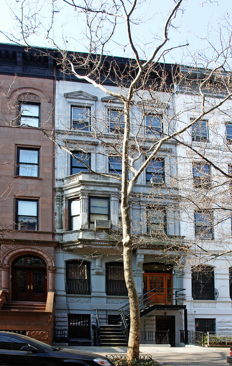 62 W 69th St in New York, NY - Building Photo