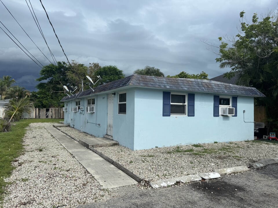 2495 Bayside St, Unit B in Naples, FL - Foto de edificio