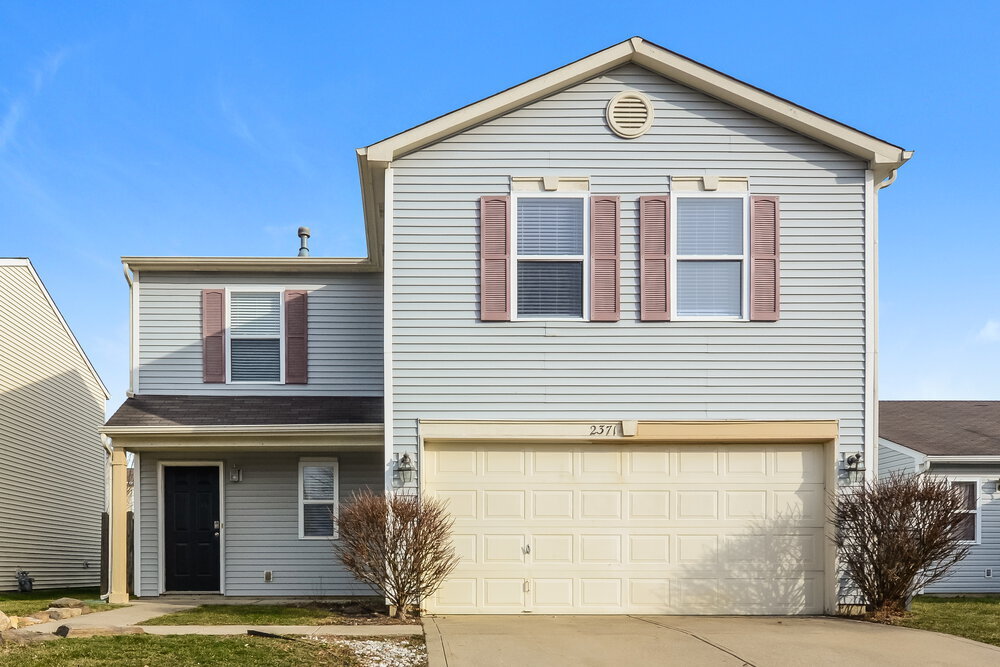 2371 Summerwood Ln in Greenwood, IN - Foto de edificio
