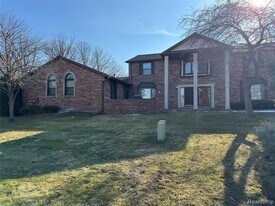 2346 London Bridge Dr in Rochester Hills, MI - Building Photo