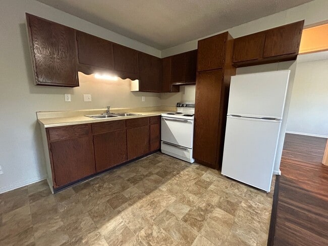 1602 Brookside Dr in Country Club, MO - Building Photo - Building Photo