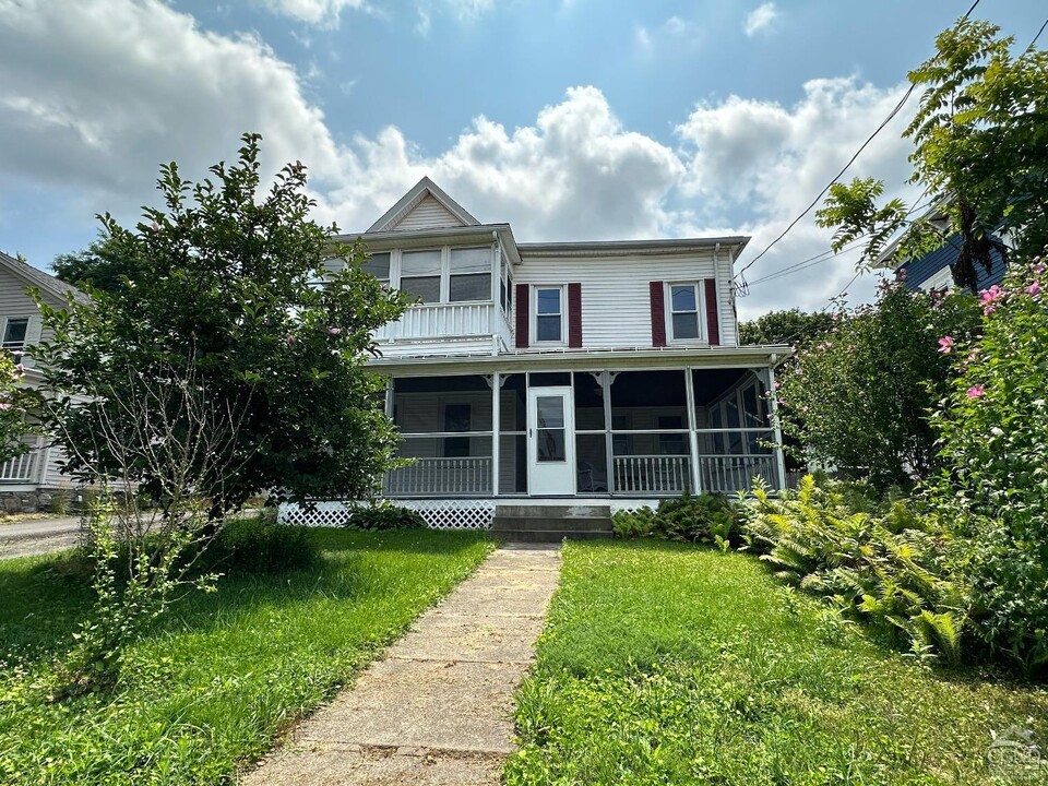 121 Main St in Claverack, NY - Building Photo