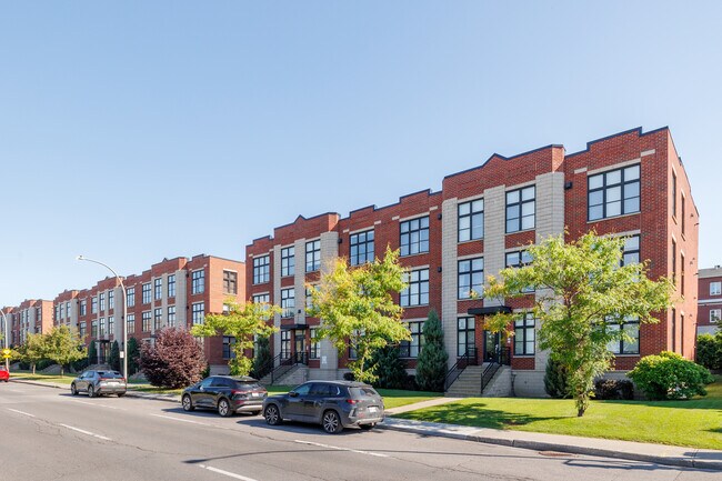 13701 Cavendish Boul in St. Laurent, QC - Building Photo - Building Photo