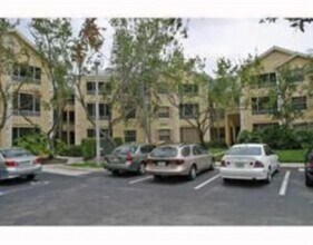 2810 N Oakland Forest Dr, Unit 304 in Oakland Park, FL - Building Photo - Building Photo