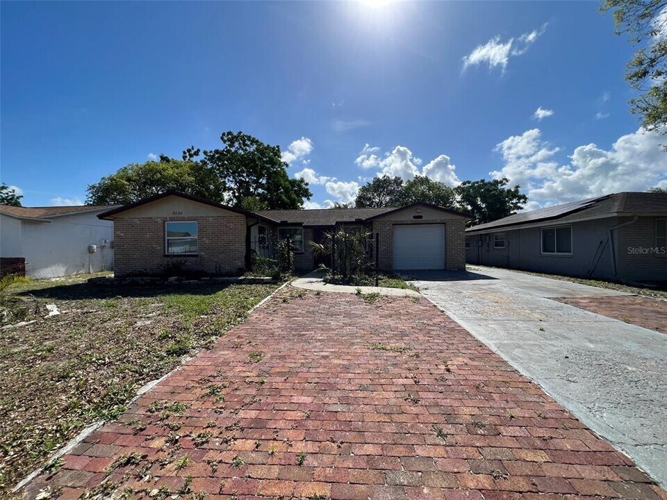 8634 Sabal Way in Port Richey, FL - Foto de edificio