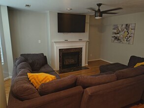 5104 Mystic Oak Dr in Browns Summit, NC - Foto de edificio - Building Photo