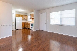 5192 NE 6th Ave, Unit 820 in Oakland Park, FL - Building Photo - Building Photo