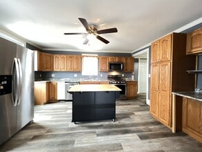 2443 Division St in Dubuque, IA - Building Photo - Building Photo