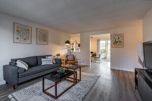 Gateway Village in Springfield, OR - Building Photo