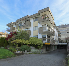 Mountain View Apartments in North Vancouver, BC - Building Photo - Primary Photo