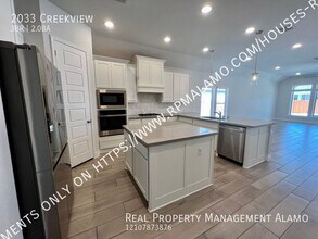 2033 Creekview in Seguin, TX - Building Photo - Building Photo