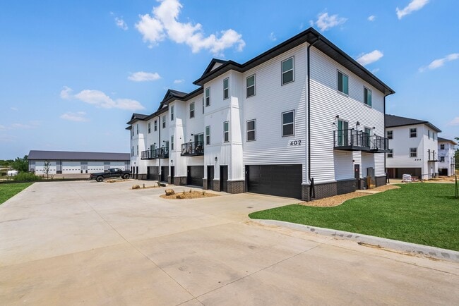 Twin Oaks Apartments in Hudson, IA - Foto de edificio - Building Photo