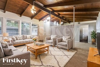 4913 Victoria Rd in Indianapolis, IN - Foto de edificio - Building Photo