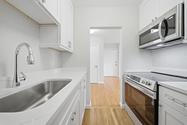 11 Schubert St, Unit 10 in Boston, MA - Foto de edificio - Building Photo