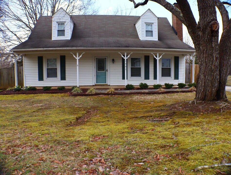 1501 Harrod Ln in Greensboro, NC - Foto de edificio