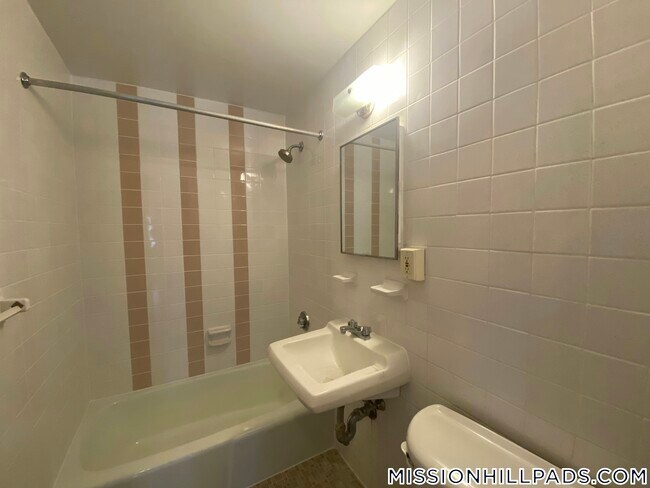 74 S Huntington Ave in Boston, MA - Building Photo - Building Photo