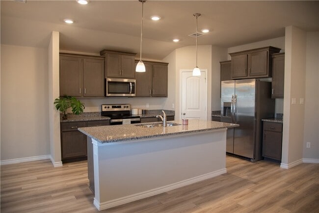 2145 Chief St in Bryan, TX - Foto de edificio - Building Photo