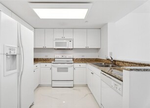 19501 W Country Club Dr in Aventura, FL - Building Photo - Building Photo
