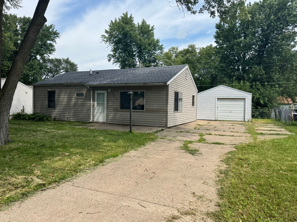 2914 W 67th St in Davenport, IA - Building Photo