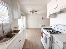 8332 Zelzah Ave, Unit 5 in Northridge, CA - Building Photo