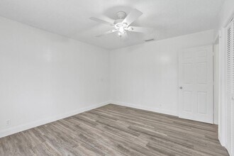 5127 Woodstone Cir E in Greenacres, FL - Foto de edificio - Building Photo