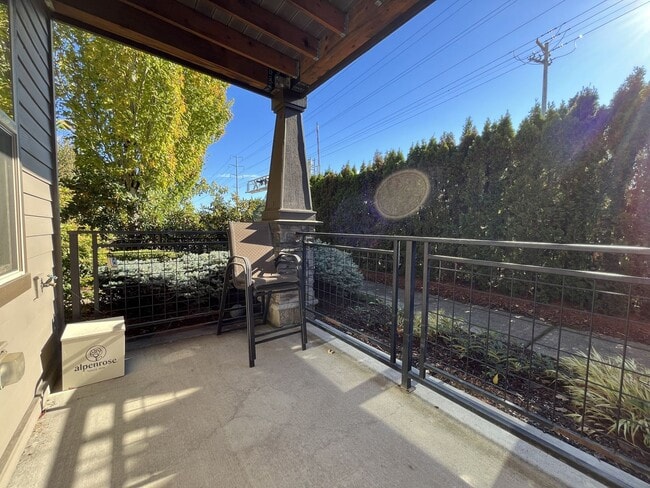 8904 NE Brentford Way in Hillsboro, OR - Foto de edificio - Building Photo