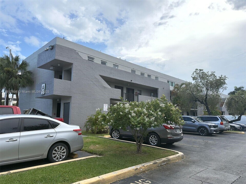 20 NW 87th Ave in Miami, FL - Building Photo