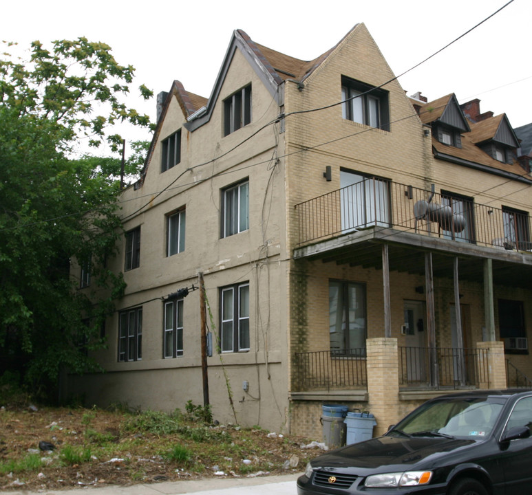 14 N Saint Bernard St in Philadelphia, PA - Building Photo