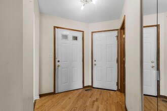 8966 W Heathwood Cir in Niles, IL - Building Photo - Building Photo