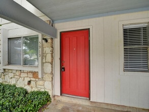 5913 Little Creek Trail in Austin, TX - Building Photo - Building Photo