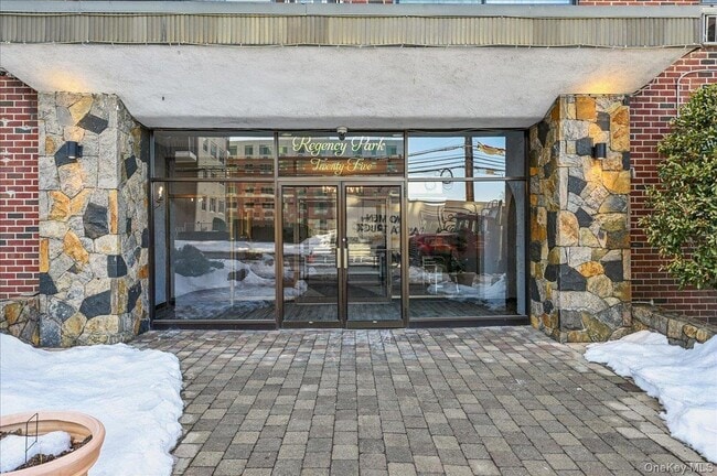 25 Lake St in White Plains, NY - Building Photo - Building Photo