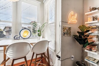 2221 Dwight Way in Berkeley, CA - Foto de edificio - Building Photo