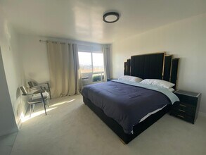 8400 De Longpre Ave, Unit 311 in West Hollywood, CA - Building Photo - Building Photo