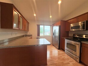 8039 Lake Dr in Doral, FL - Building Photo - Building Photo