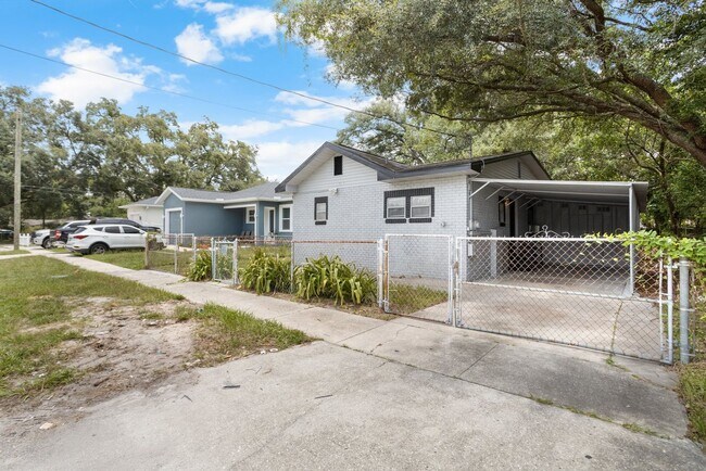 8213 N Elmer St in Tampa, FL - Building Photo - Building Photo