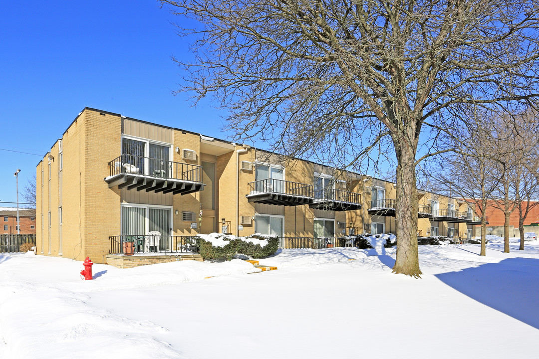 Farmington West Apartments in Farmington, MI - Building Photo