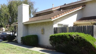 712 Summerwood Ln in Lompoc, CA - Foto de edificio - Building Photo