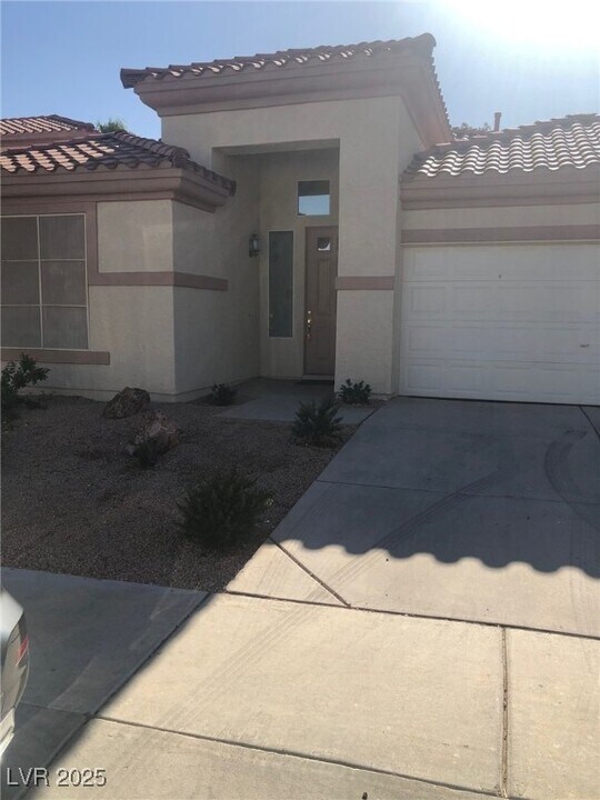 245 Blackstone River Ave in Las Vegas, NV - Foto de edificio