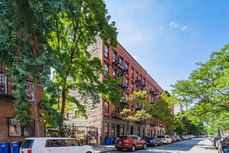 243 E 2nd St in New York, NY - Foto de edificio - Primary Photo