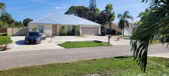 365 NW Hibiscus St in Port St. Lucie, FL - Building Photo - Building Photo