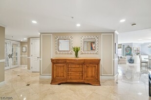 10 Smith Manor Blvd in West Orange, NJ - Building Photo