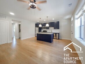 2028 W Montrose Ave, Unit 2A in Chicago, IL - Building Photo - Building Photo
