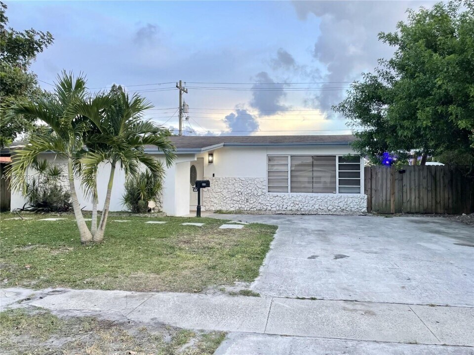 6458 Evans St in Hollywood, FL - Building Photo