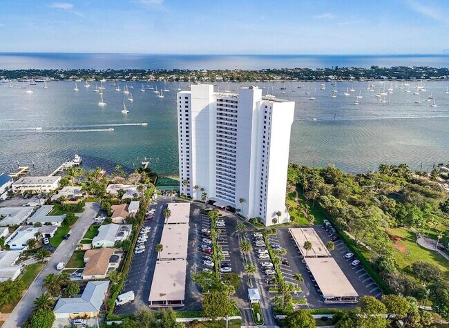 5200 N Flagler Dr in West Palm Beach, FL - Building Photo - Building Photo