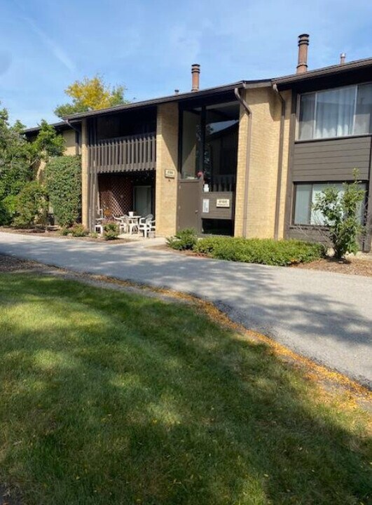 6186 Pinewood Ct in Willowbrook, IL - Building Photo